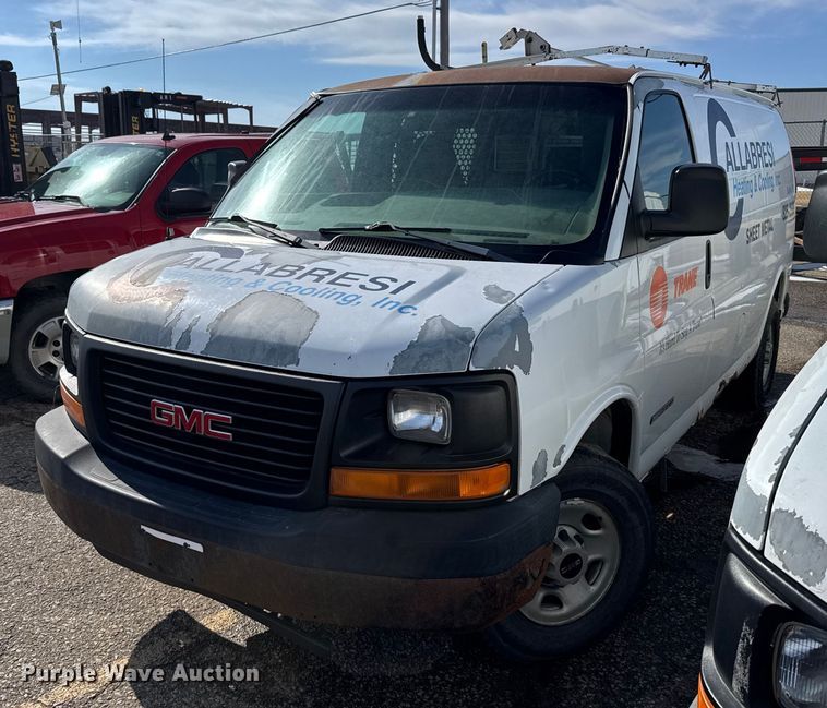 2005 GMC Savana 2500 van - FB0691