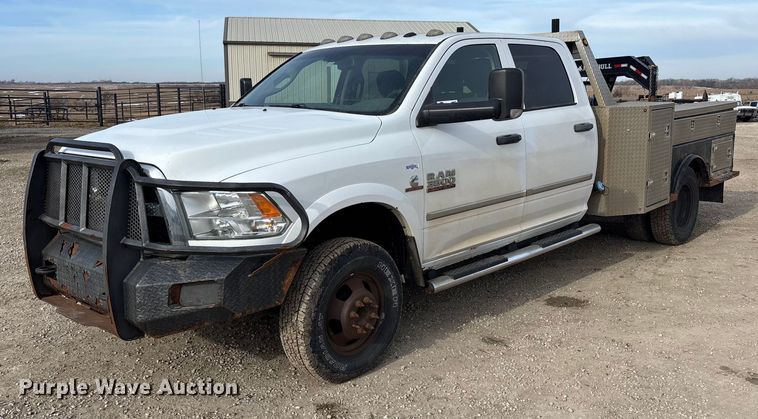 2016 RAM 3500 Crew Cab flatbed pickup truck - FO3525