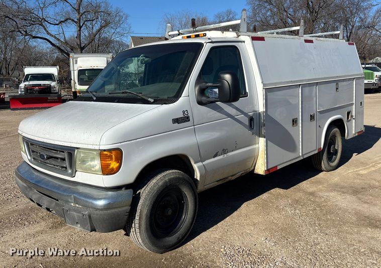 2005 Ford E350 utility van - FO3571