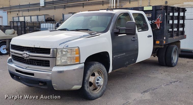2008 Chevrolet Silverado 3500HD Crew Cab flatbed pickup truck - IH9444