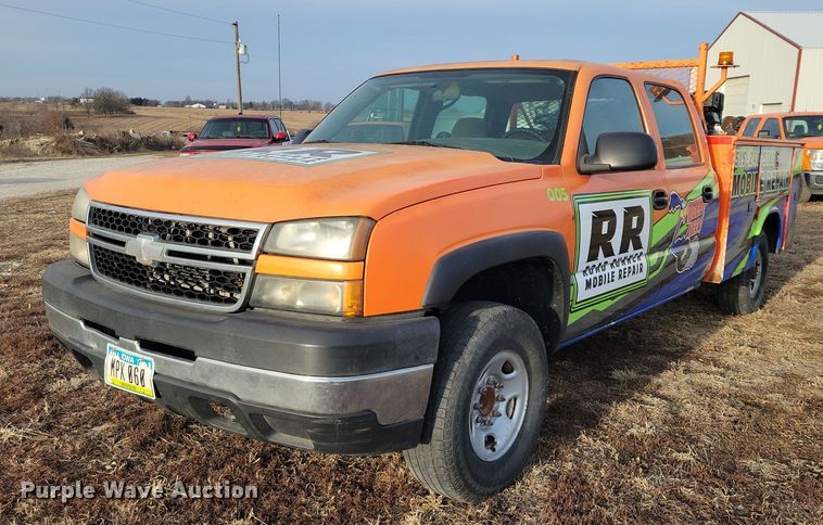 2007 Chevrolet 2500HD Crew Cab utility bed pickup truck - NK9752