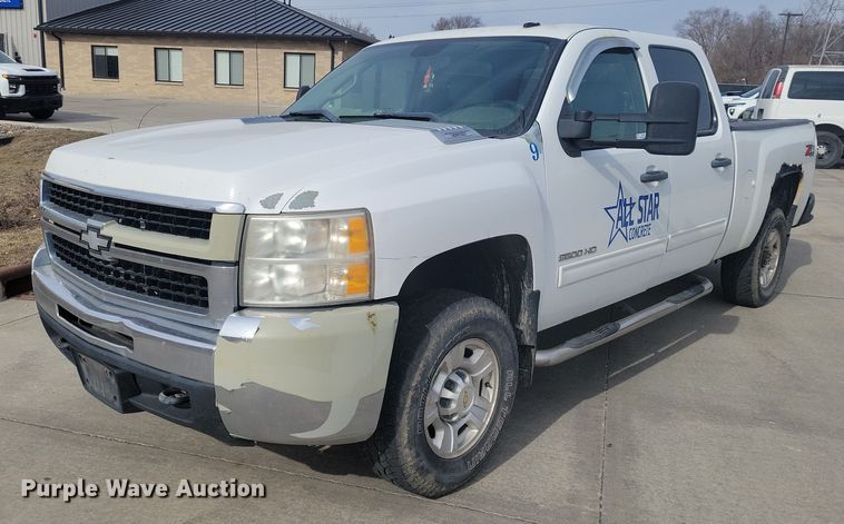 2010 Chevrolet Silverado 2500HD Crew Cab pickup truck - NK9778