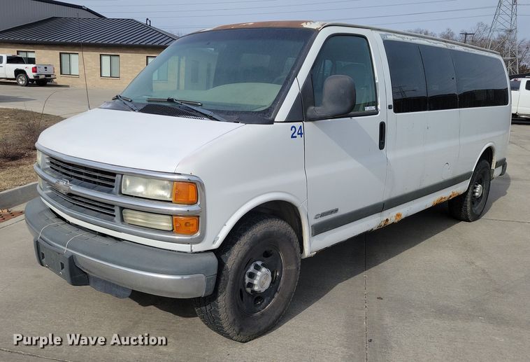 2001 Chevrolet Express 3500 van - NK9779