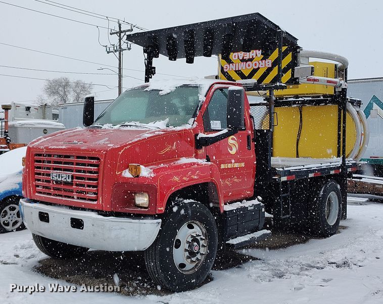 2005 Isuzu H6500 flatbed truck with crash attenuator - DT0877
