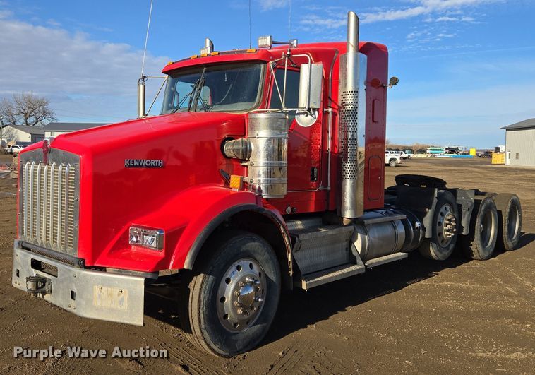 2022 Kenworth T800 semi truck - EB1299
