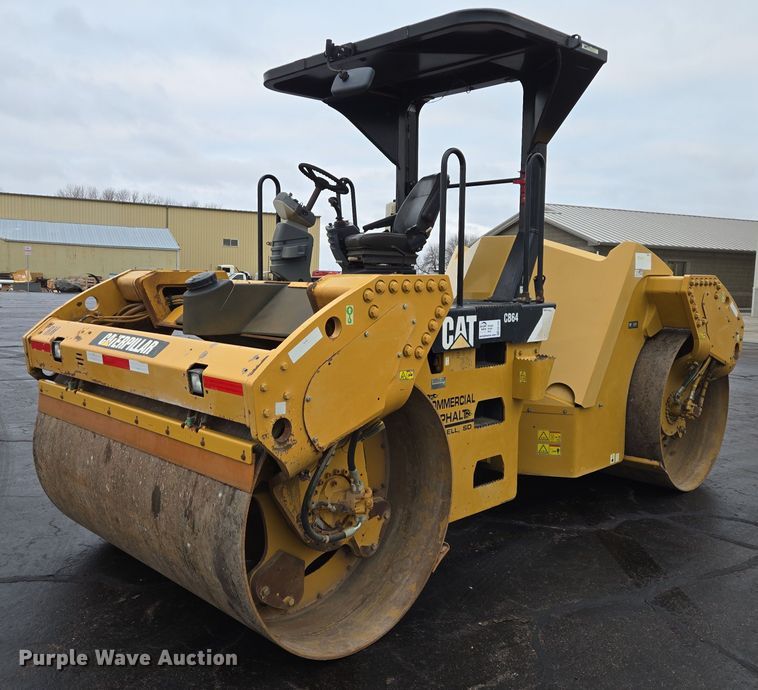 2010 Caterpillar CB-64 double drum vibratory roller - EB1300