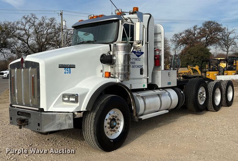 2013 Kenworth T800 semi truck - EE1388