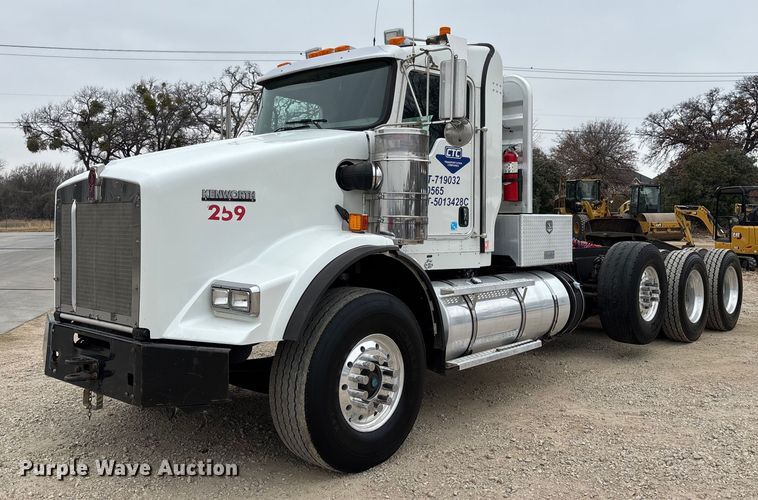2013 Kenworth T800 semi truck - EE1389