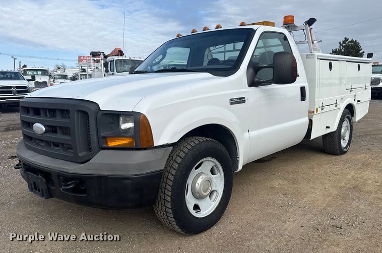 2005 Ford F350 Super Duty XL utility bed pickup truck - EG1820