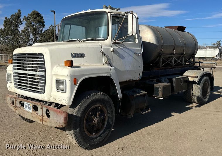 1985 Ford L7000 hook lift truck with tank - ES1024