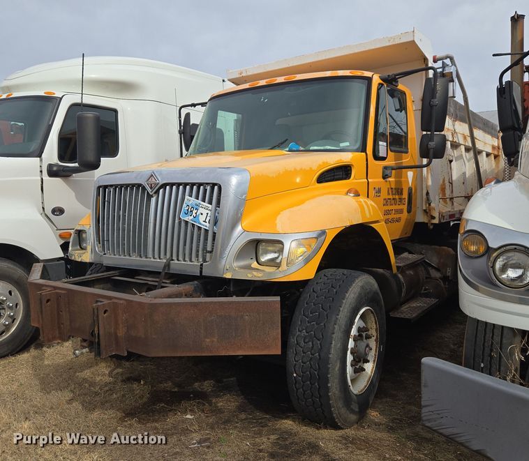 2002 International 7400 dump truck - ET1295