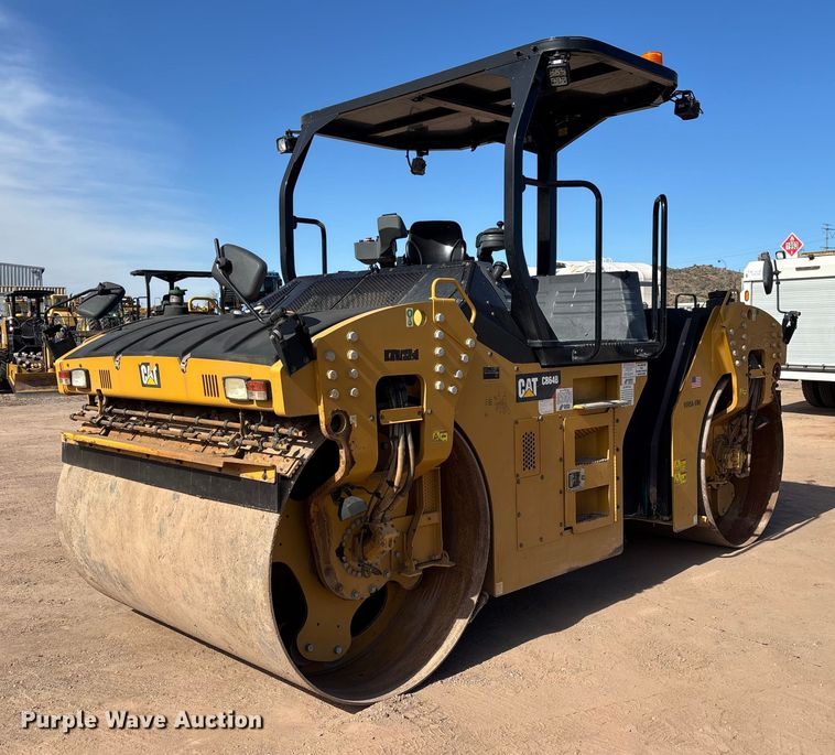 2016 Caterpillar CB64B double drum vibratory roller - FB5497