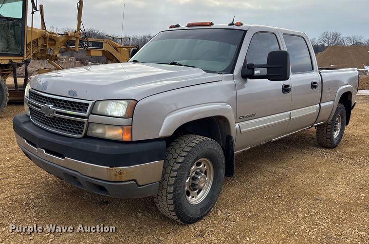 2005 Chevrolet Silverado 2500HD Crew Cab pickup truck - FC1533