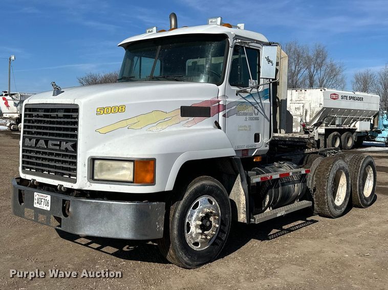 2003 Mack CH613 semi truck - FI0827