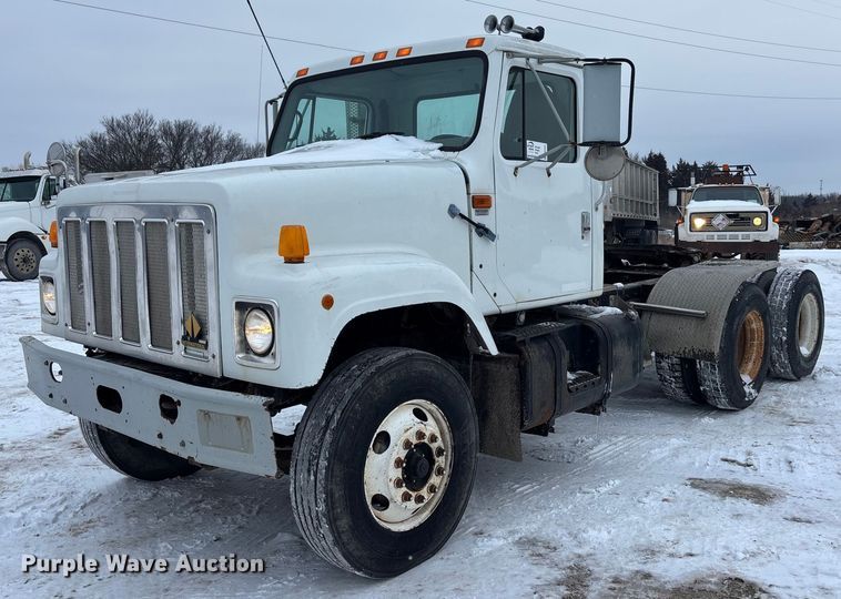 1999 International 2574 semi truck - FO3501