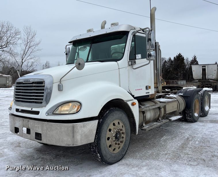 2006 Freightliner Columbia semi truck - FO3502