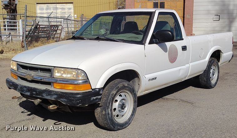 1999 Chevrolet S-10 pickup truck - DT0921