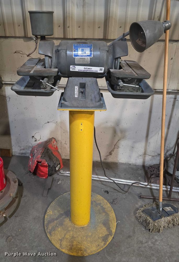 (2) grinders with stands - DZ3851