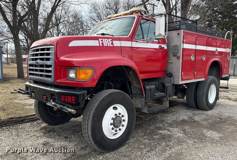 1999 Ford F800 quint fire truck - DZ4300