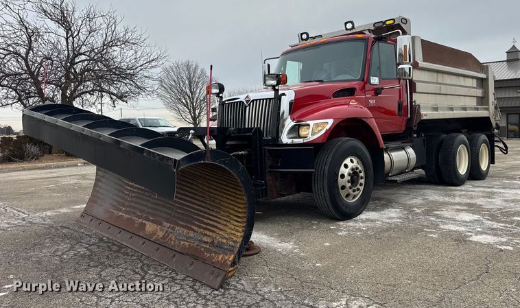 2005 International 7400 dump truck - EF2410