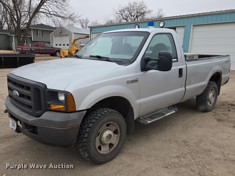 2005 Ford F250 pickup truck - ES2932