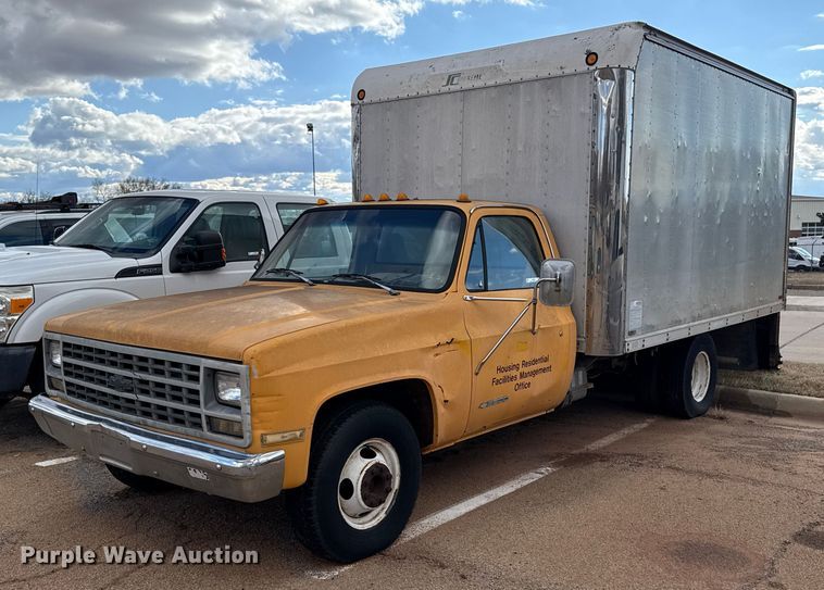 1989 Chevrolet Cheyenne 3500 box truck - ES5694