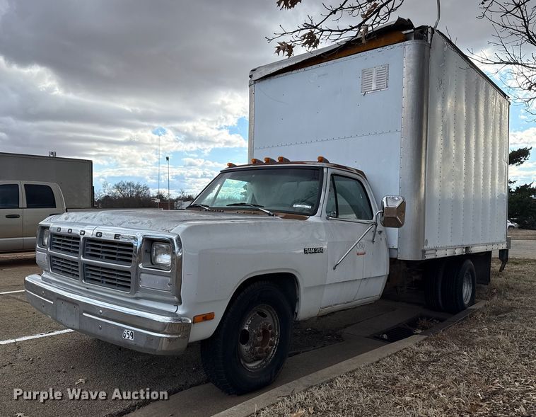 1991 Dodge D350 box truck - ES5695