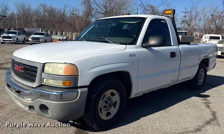 2004 GMC Sierra 1500 pickup truck - EU4064