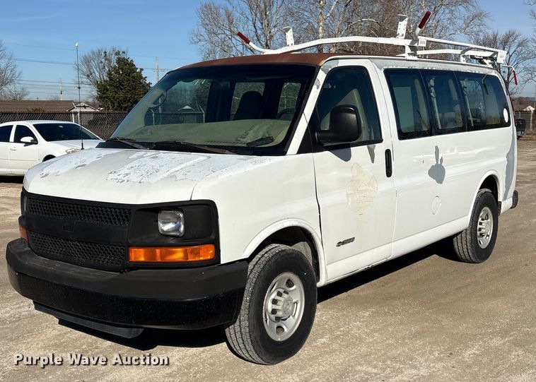 2006 Chevrolet Express 3500 utility van - EV2681