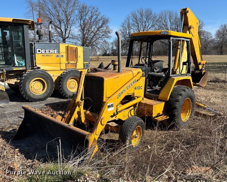 John Deere 410C backhoe - FB3019