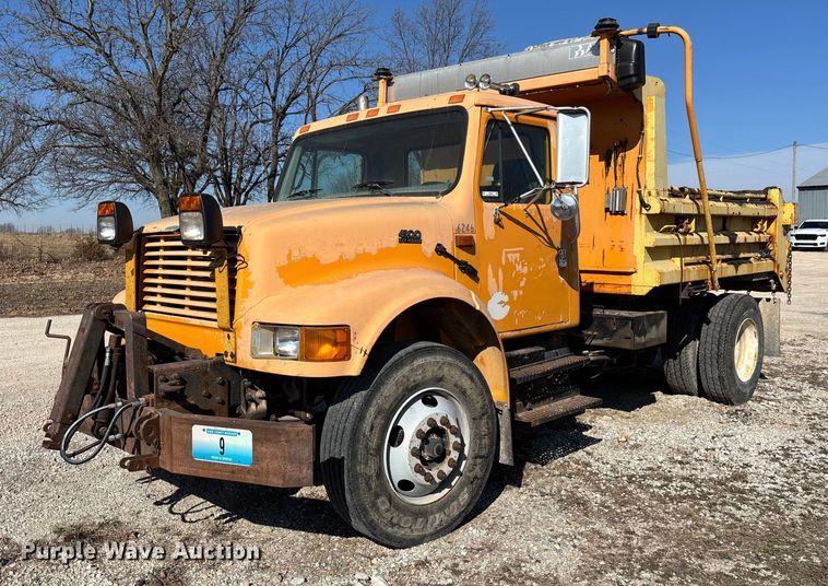 2001 International 4900 dump truck - FB3020