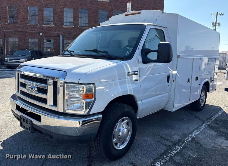 2012 Ford E350 Super Duty utility van - FB8596