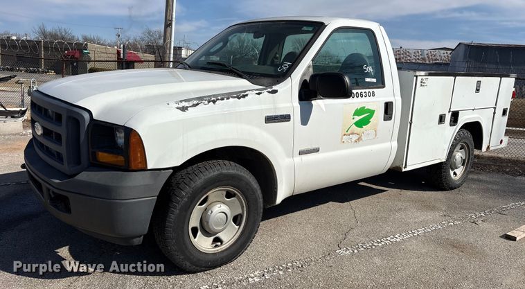 2006 Ford F250 Super Duty XL utility bed pickup truck - FB8605