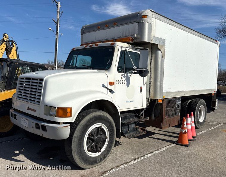 1990 International 4900 box truck - FB8608
