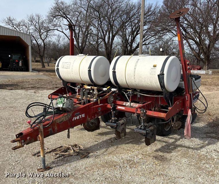 White 6100 planter - FC1565