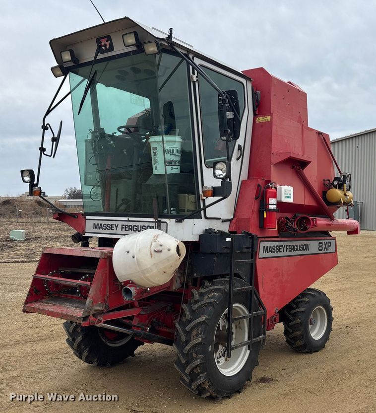 Massey Ferguson 8XP RWA combine - FC1577