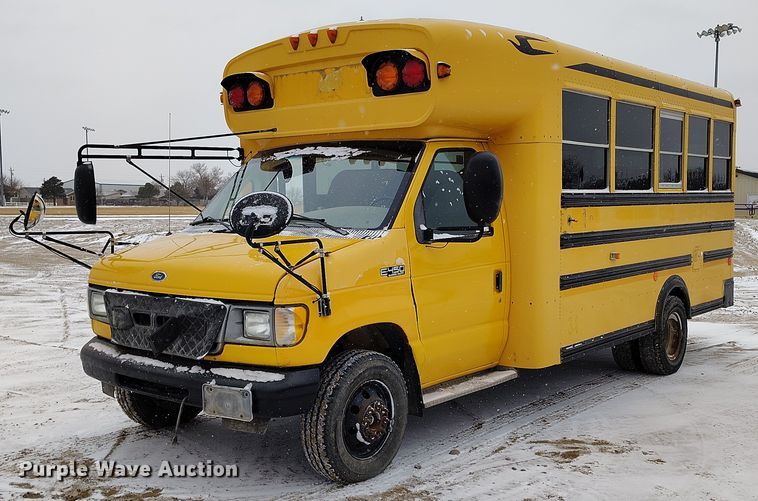 2002 BlueBird E450 school bus - IH9417