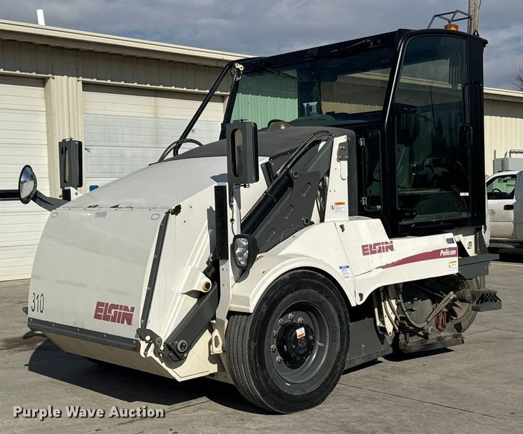 2014 Elgin Pelican street sweeper - OE9549