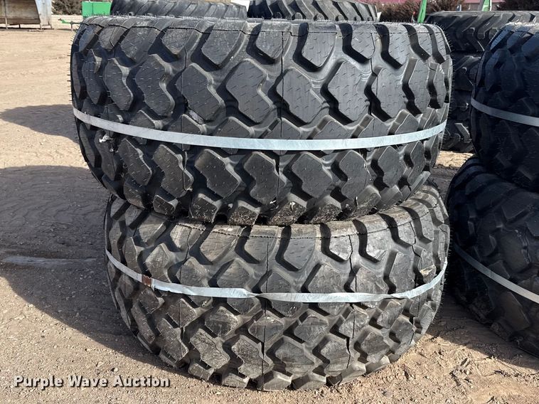 (2) 28LR26 tires - DZ5047