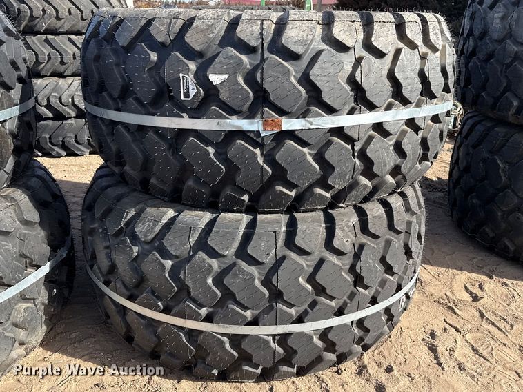 (2) 28LR26 tires - DZ5048