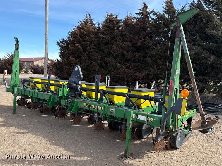 John Deere 1700 planter - DZ5057
