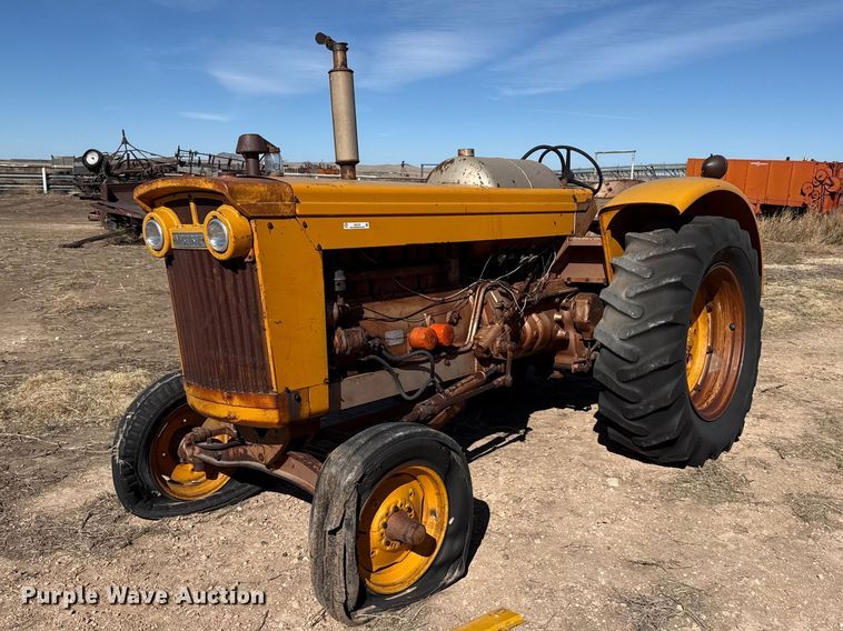 Minneapolis Moline tractor - DZ5122