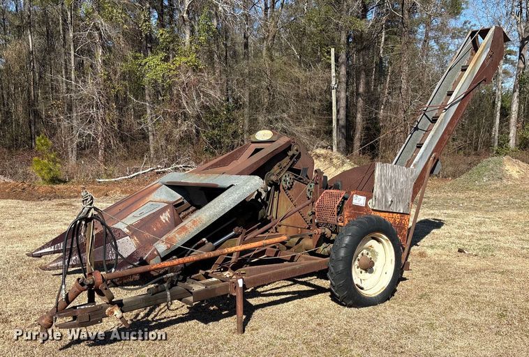 AVCO New Idea corn picker - EF0982