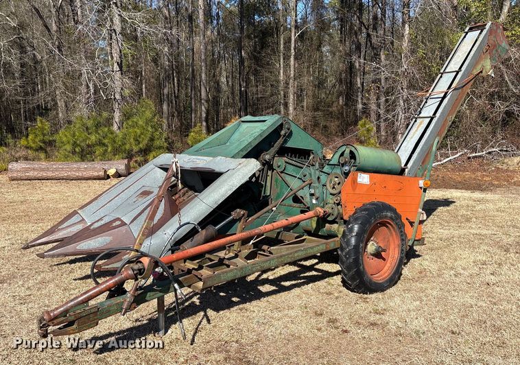 AVCO New Idea P505 corn picker - EF0983