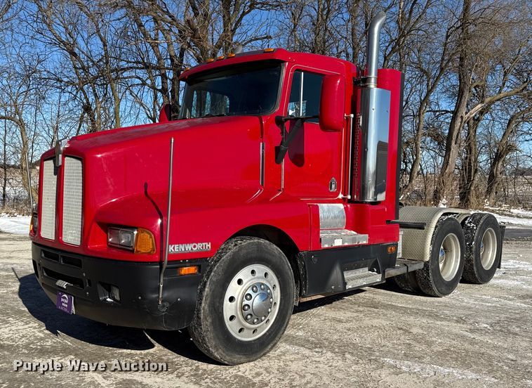 1994 Kenworth T600 semi truck - EF2324