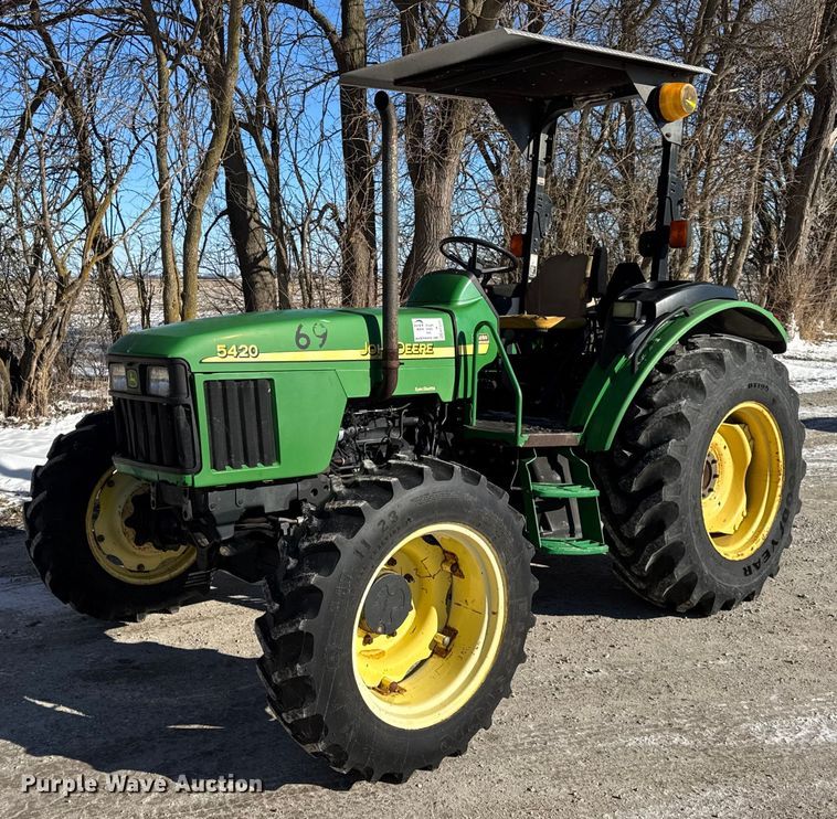 John Deere 5420 MFWD tractor - EF2331