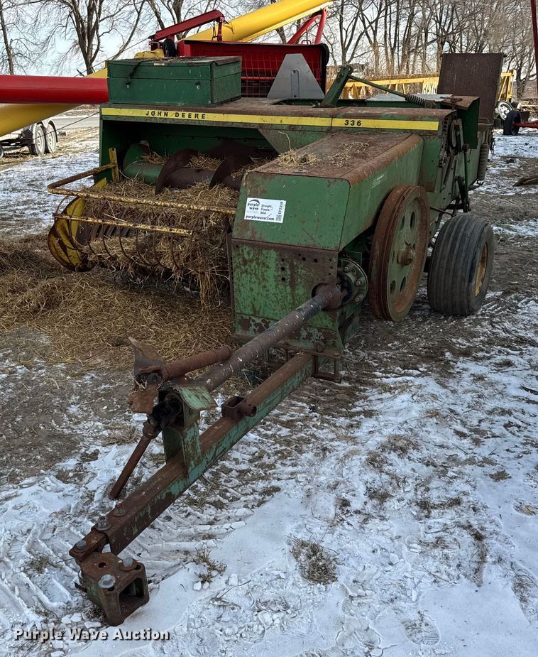John Deere 336 small square baler - EF2358