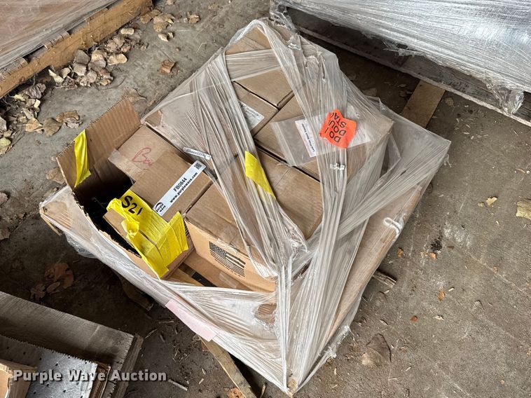 Approximately (850) clevis pins - FB0844