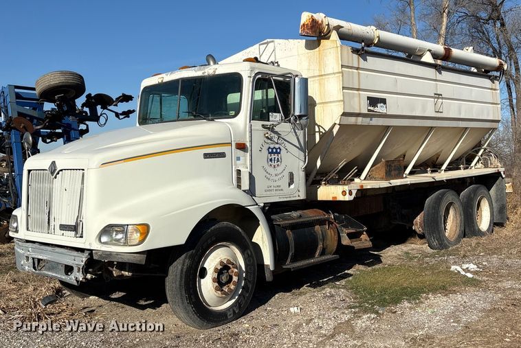 1999 International 9100 fertilizer delivery truck - FG2589