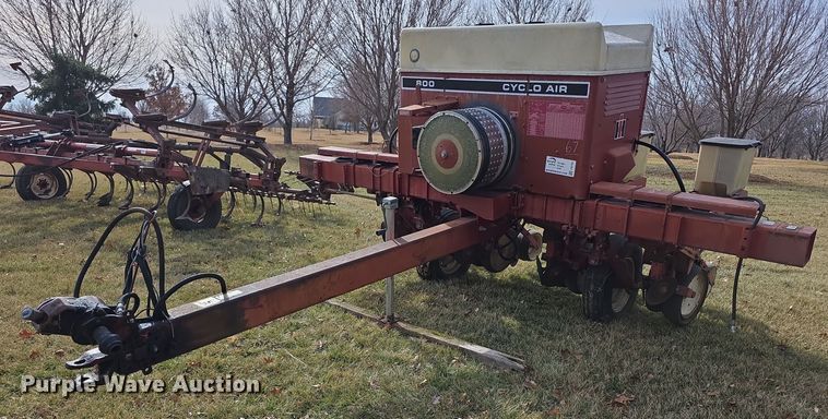 International Harvester 800 Cyclo Air air seeder - FI0795
